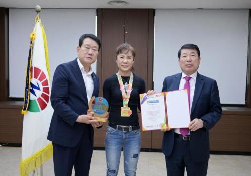 철인3종경기 김민선 선수 격려 이미지