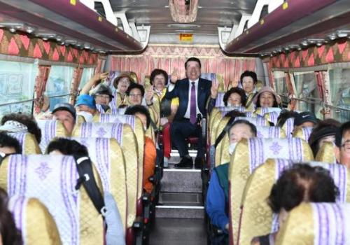 백경현 구리시장, 구리실버인력뱅크 노인일자리 참여자 문화활동 격려 이미지