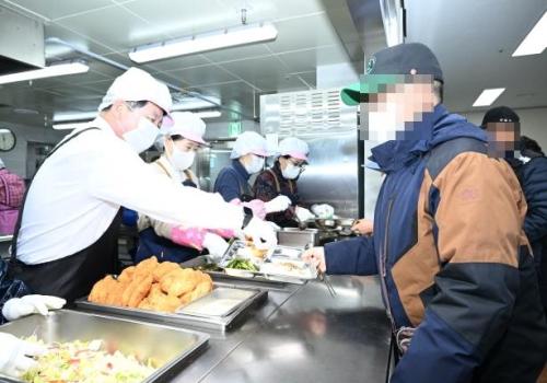 백경현 구리시장, 노인복지관 식당 급식 봉사 실천 이미지