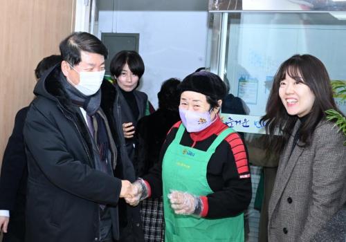 수택2동 새마을부녀회 어르신 떡국 대접 이미지
