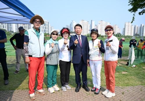 구리시, 민선8기 공약사업 2차 현장점검 실시(어르신 체육공간 조성-인창파크골프장) 이미지