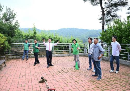 새마을지도자 아차산 태극기동산 제초작업 실시 이미지