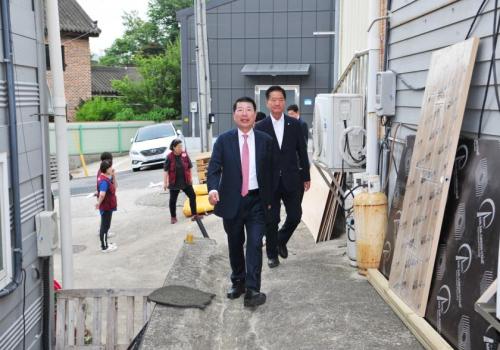 구리시 목민2기 봉사회, 무더위 속 소외 이웃 집수리 봉사 펼쳐 이미지