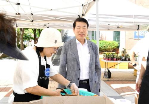 한국자유총연맹 구리시지회 여성회, '이웃사랑, 구리사랑 반값 바자회' 개최 이미지