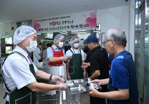 종합사회복지관 어르신 배식 봉사 이미지