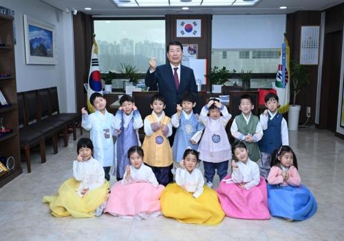 구리사랑어린이집 원생, 설 인사 시장실 방문 이미지
