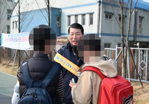 인창초등학교 교통안전 캠페인 이미지
