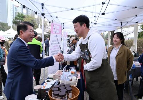 구리시, ‘벚꽃 아래 사회적경제 팝업스토어’ 성황리 개최 이미지