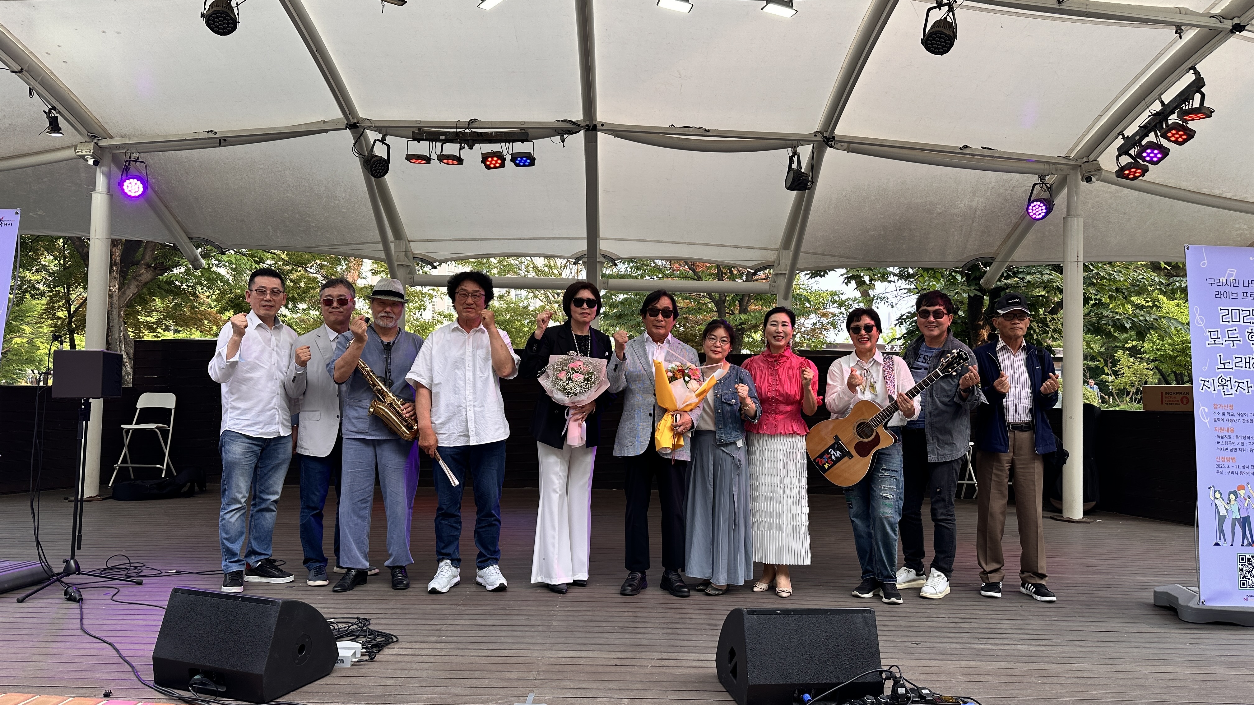 모두 함께 노래해 버스킹 공연 이미지 1 - 본문에 자세한설명을 제공합니다.