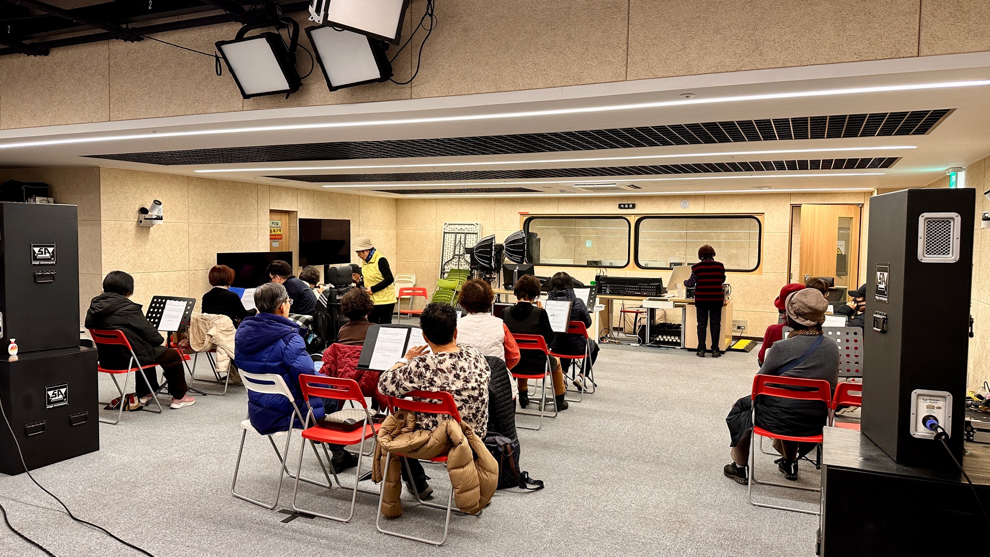 노인 대상 장애인과 비장애인이 함께하는 하모니카 수업 이미지 1 - 본문에 자세한설명을 제공합니다.