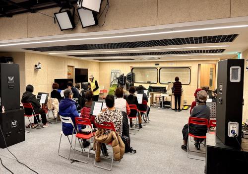 노인 대상 장애인과 비장애인이 함께하는 하모니카 수업 이미지