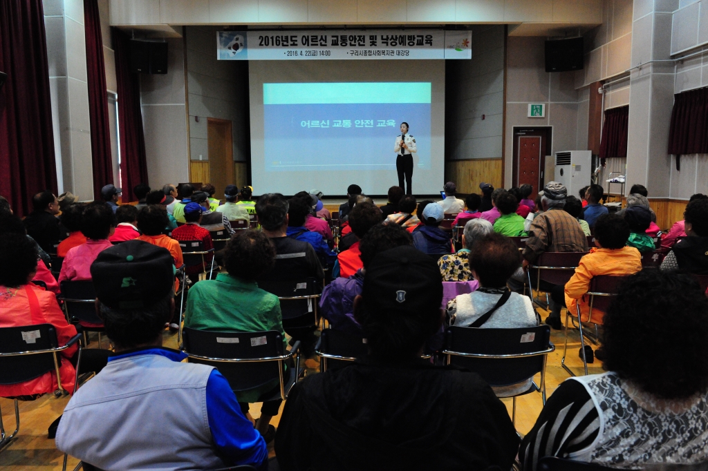 구리시, 폐지줍는 어르신 교통사고 예방 안전장비 보급 이미지 1 - 본문에 자세한설명을 제공합니다.