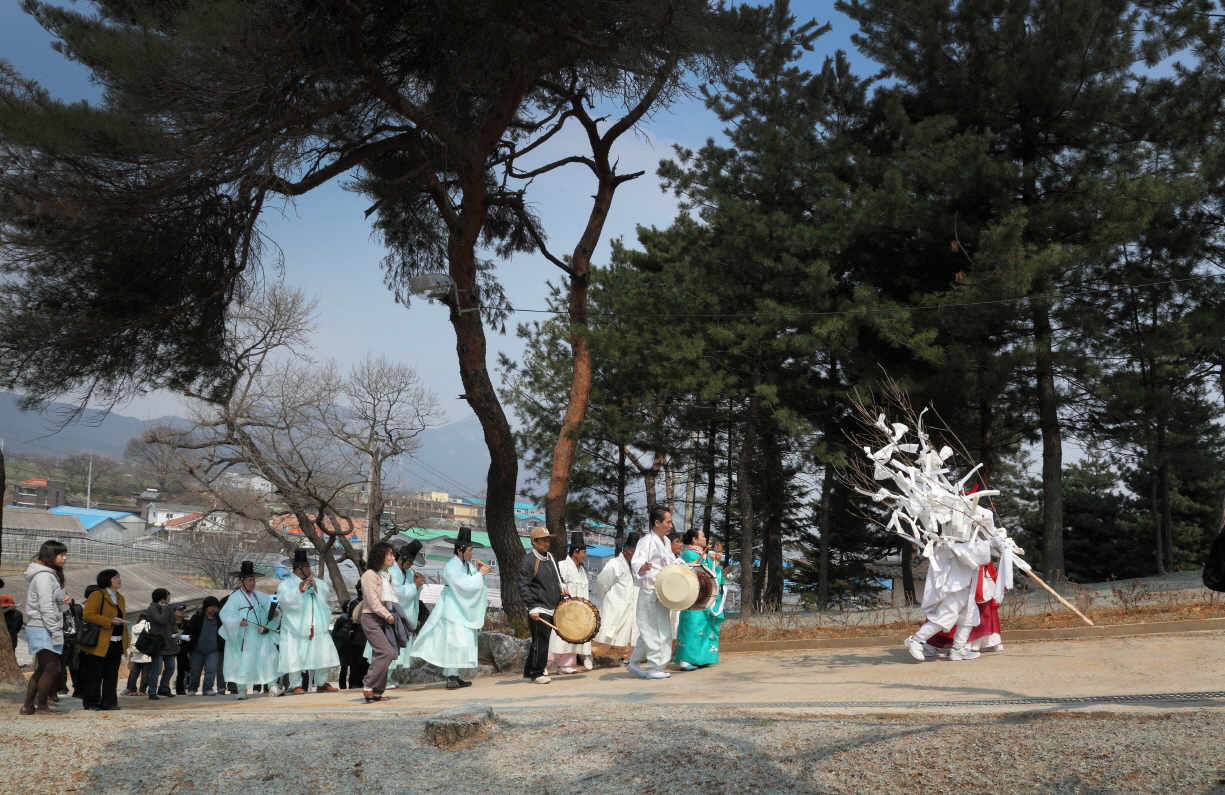 마을 안녕 비나이다! 구리시 갈매동 도당굿 재현 이미지 1 - 본문에 자세한설명을 제공합니다.
