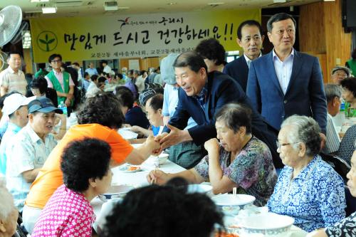 교문2동 새마을부녀회 홀몸어르신 삼계탕 대접 이미지