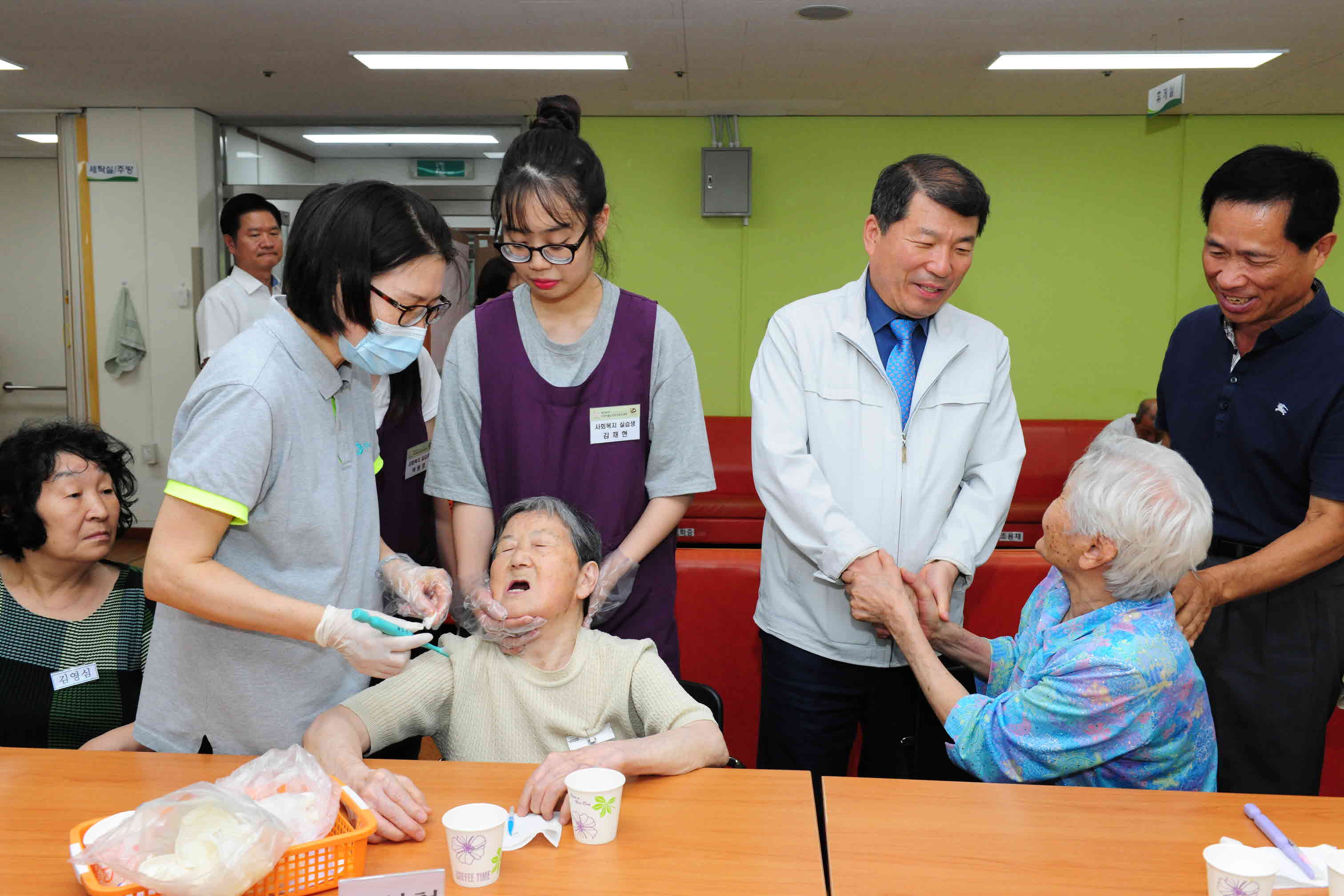 폭염경보 대비 노인 쉼터 방문 이미지 3 - 본문에 자세한설명을 제공합니다.