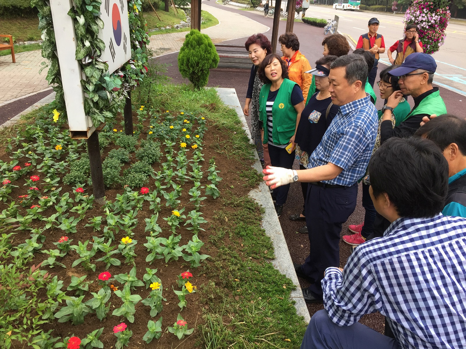 구리시 교문2동, 가을정취를 느끼는 화사한 가을꽃 식재 이미지 2 - 본문에 자세한설명을 제공합니다.