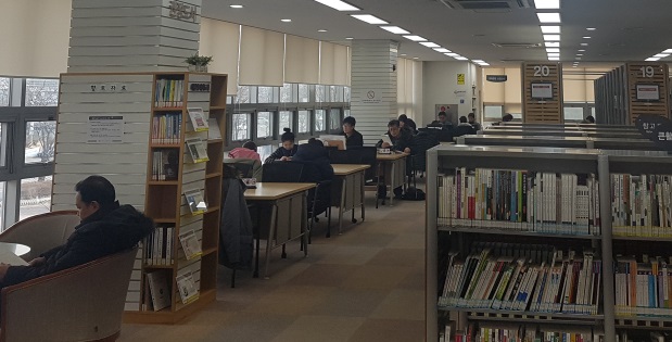 구리시 토평도서관 ‘1m 책 한쪽’ 독서마라톤 운영 이미지 1 - 본문에 자세한설명을 제공합니다.