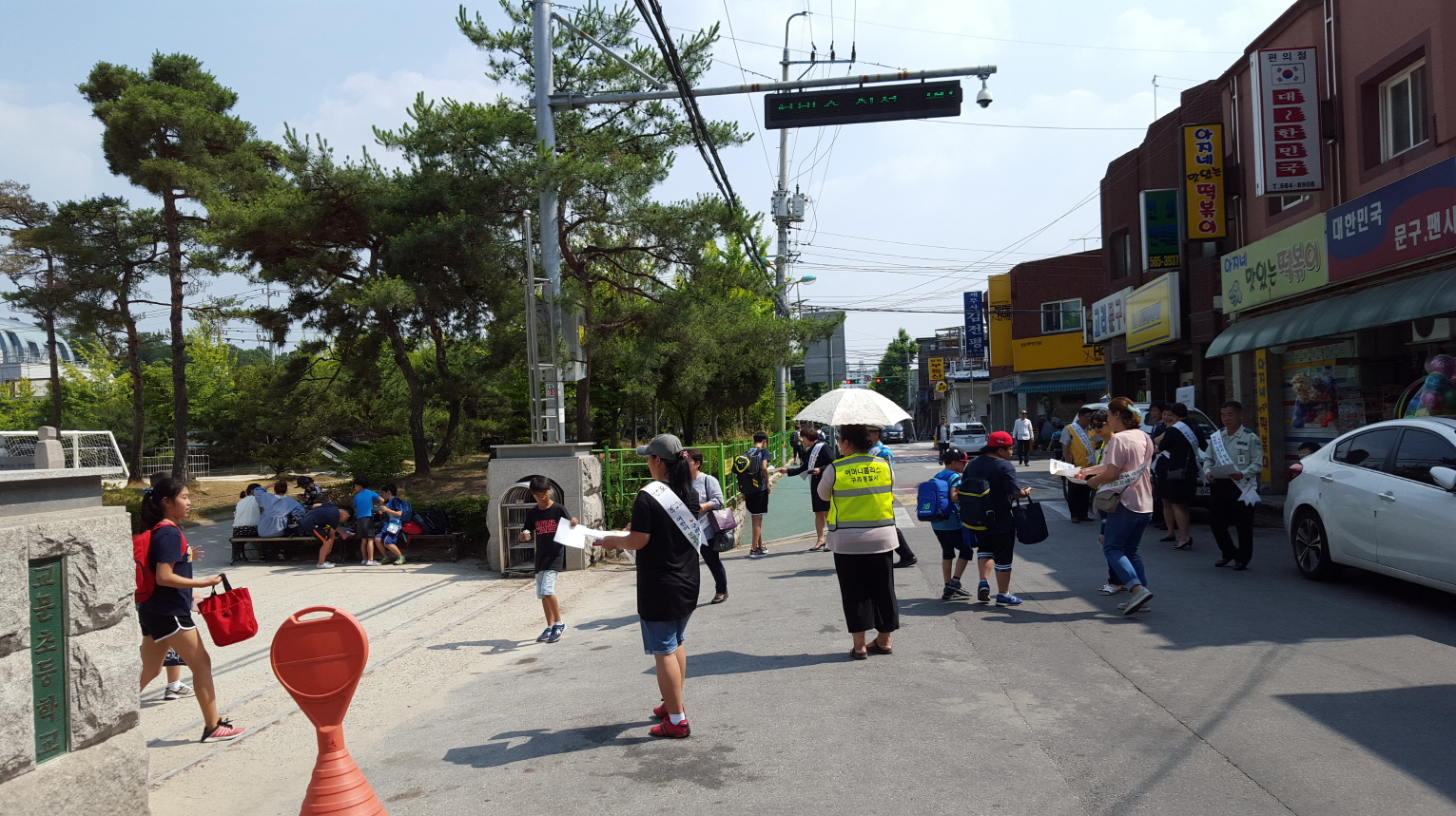 구리시, 보행교통지킴이 12명 위촉 ‘교통안전 캠페인 전개’ 이미지 1 - 본문에 자세한설명을 제공합니다.