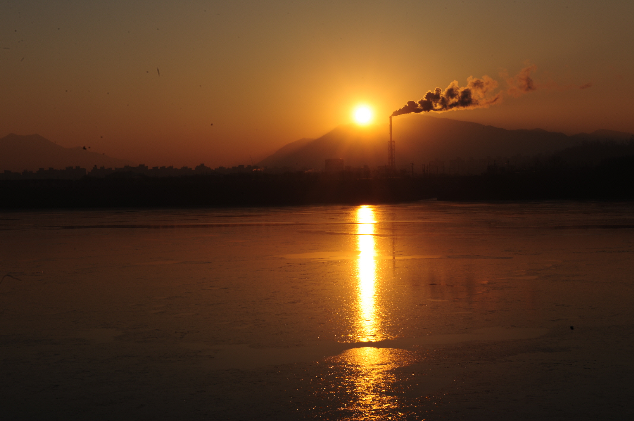 구리시 구리한강시민공원에서 해돋이 ‘새해 안녕과 도약 기원’ 이미지 1 - 본문에 자세한설명을 제공합니다.