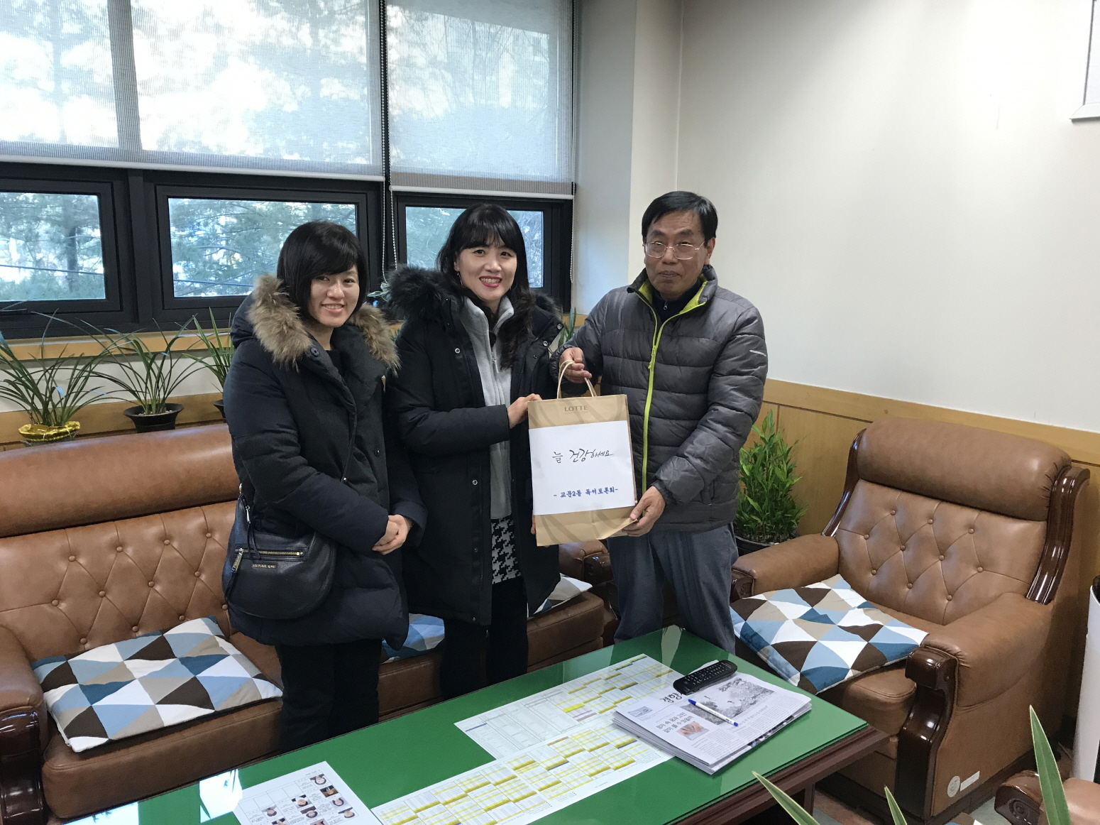 구리시 교문2동 독서토론회 ‘책나래’ 독거어르신 견과류 후원 이미지 1 - 본문에 자세한설명을 제공합니다.