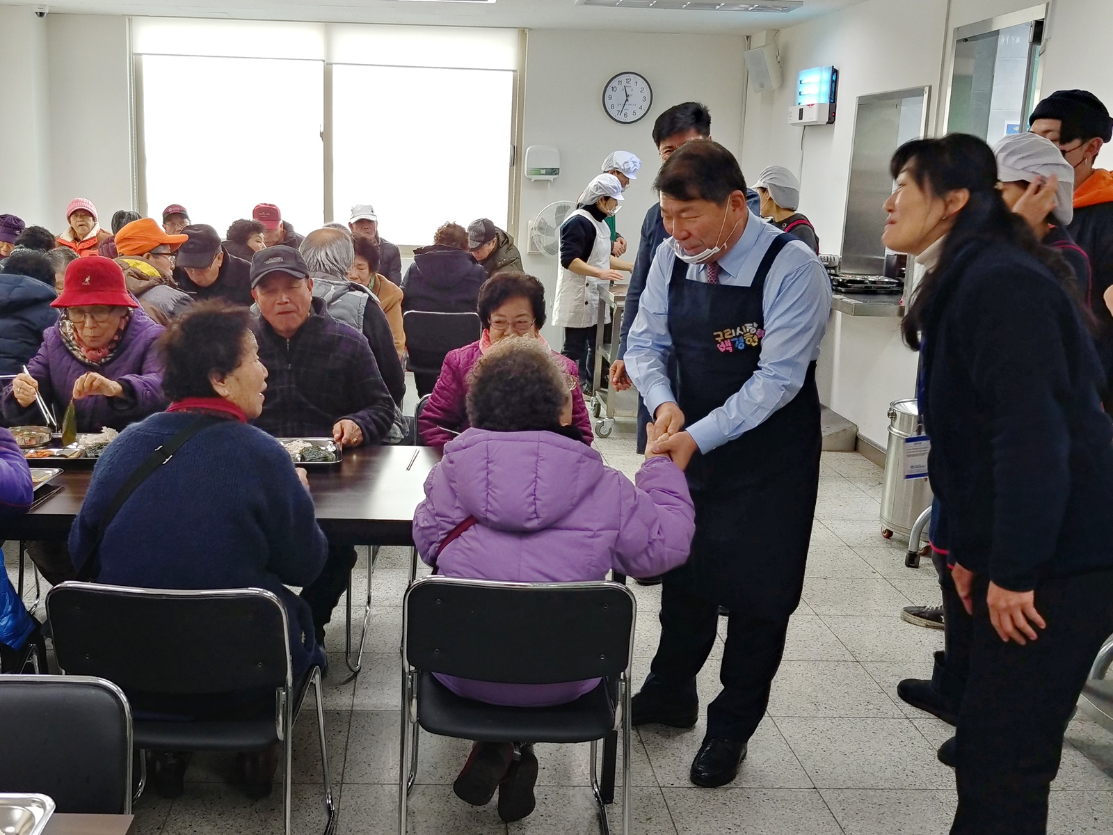구리시 ‘갈매경로식당 배식 봉사활동 및 간담회 의견청취 이미지 1 - 본문에 자세한설명을 제공합니다.