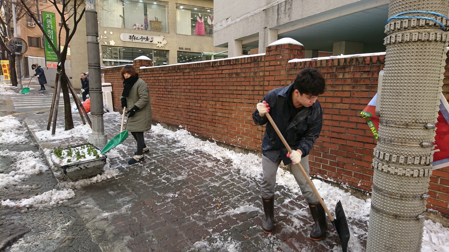 구리시 새벽 폭설…도심 결빙예방 신속 제설작업 이미지 1 - 본문에 자세한설명을 제공합니다.