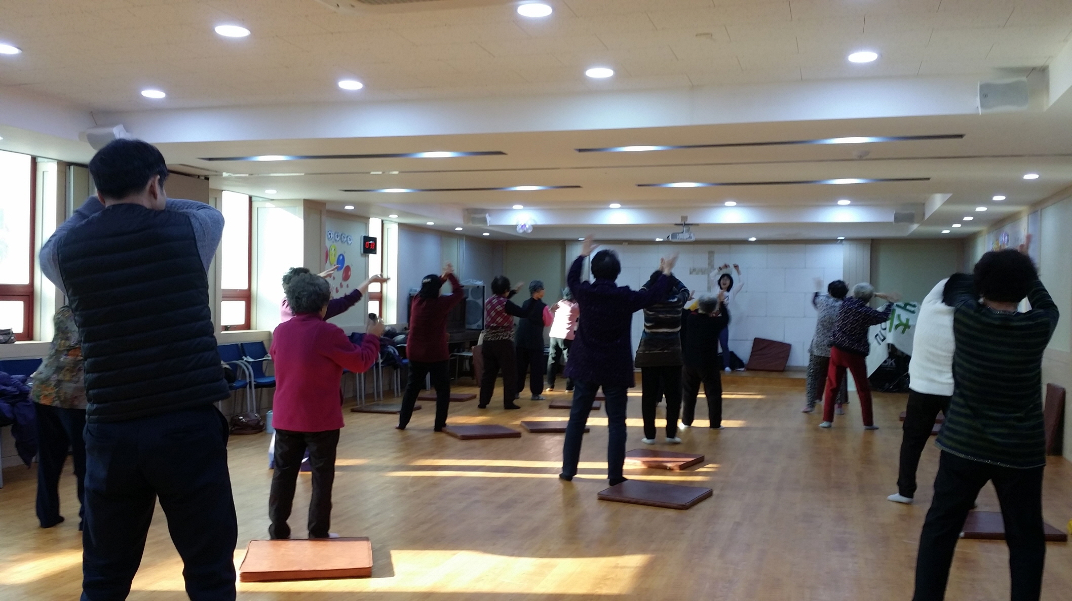 구리시 ‘경로당운동교실 겨울철 특강’ 어르신 전문운동 지도 이미지 1 - 본문에 자세한설명을 제공합니다.