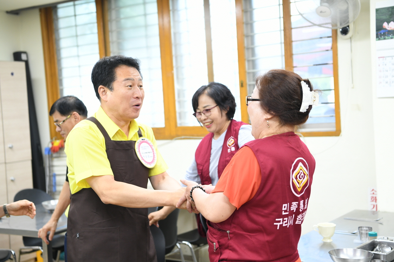 안승남 시장 인창경로식당 삼계탕 배식 봉사 이미지 11 - 본문에 자세한설명을 제공합니다.