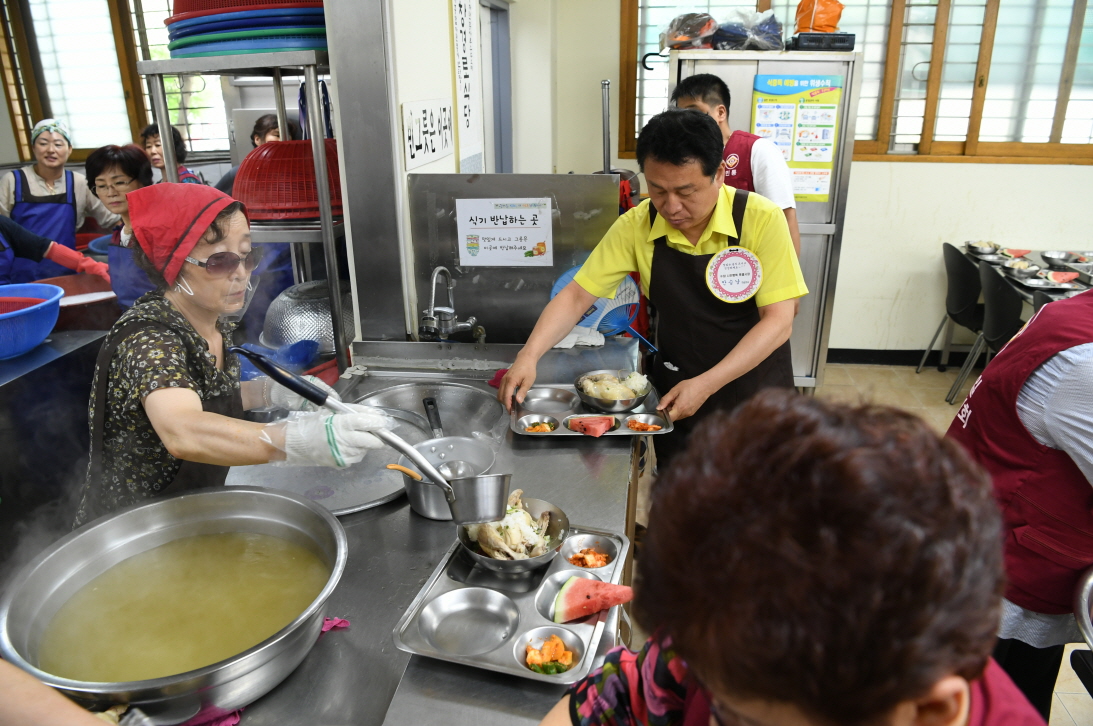 안승남 시장 인창경로식당 삼계탕 배식 봉사 이미지 8 - 본문에 자세한설명을 제공합니다.