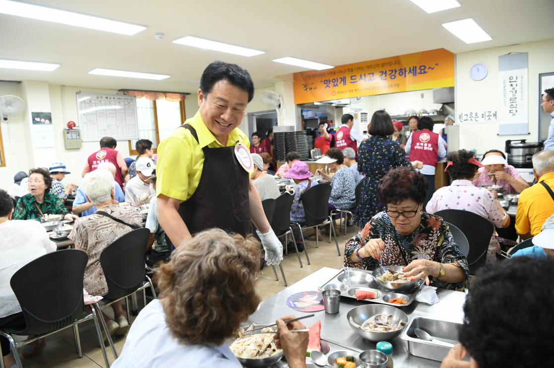 안승남 시장 인창경로식당 삼계탕 배식 봉사 이미지 2 - 본문에 자세한설명을 제공합니다.