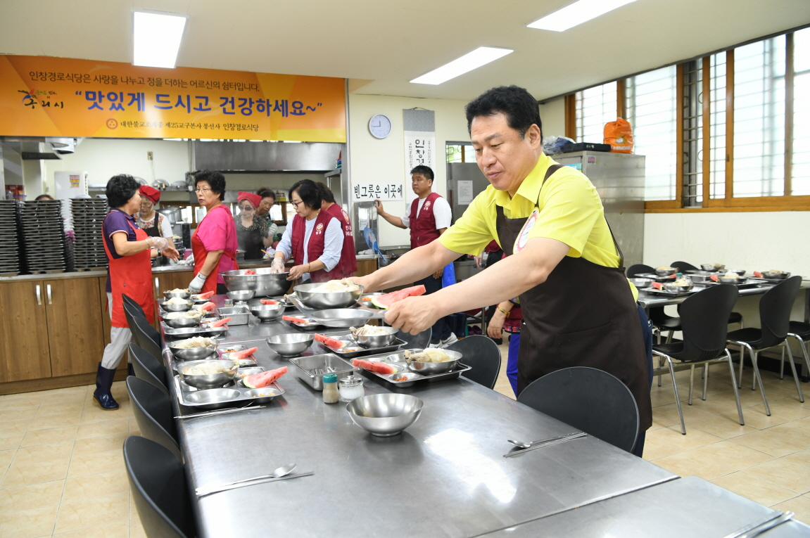 안승남 시장 인창경로식당 삼계탕 배식 봉사 이미지 9 - 본문에 자세한설명을 제공합니다.