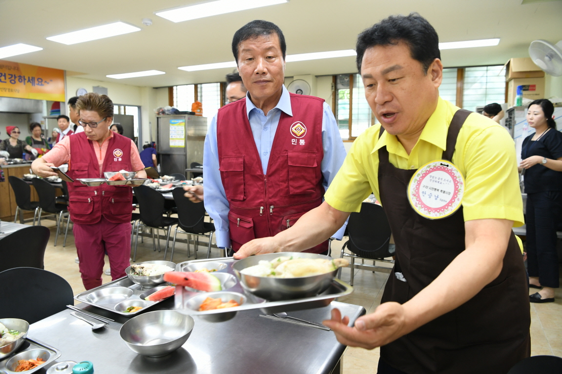 안승남 시장 인창경로식당 삼계탕 배식 봉사 이미지 6 - 본문에 자세한설명을 제공합니다.