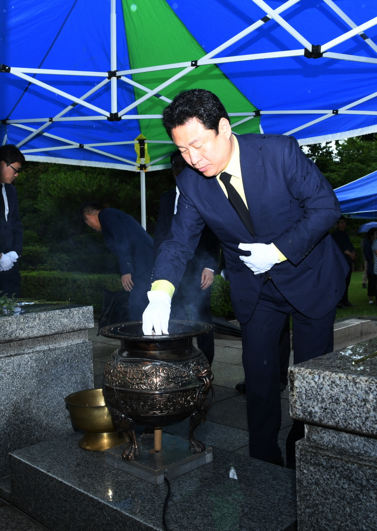 민선 제7기 제16대 안승남 구리시장 현충탑 참배 이미지 2 - 본문에 자세한설명을 제공합니다.