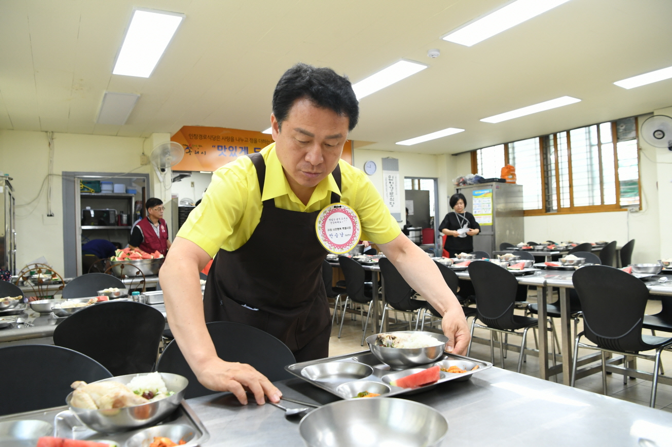 안승남 시장 인창경로식당 삼계탕 배식 봉사 이미지 7 - 본문에 자세한설명을 제공합니다.