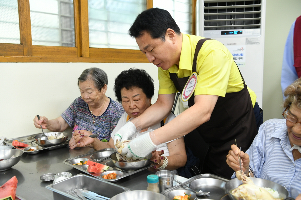 안승남 시장 인창경로식당 삼계탕 배식 봉사 이미지 3 - 본문에 자세한설명을 제공합니다.
