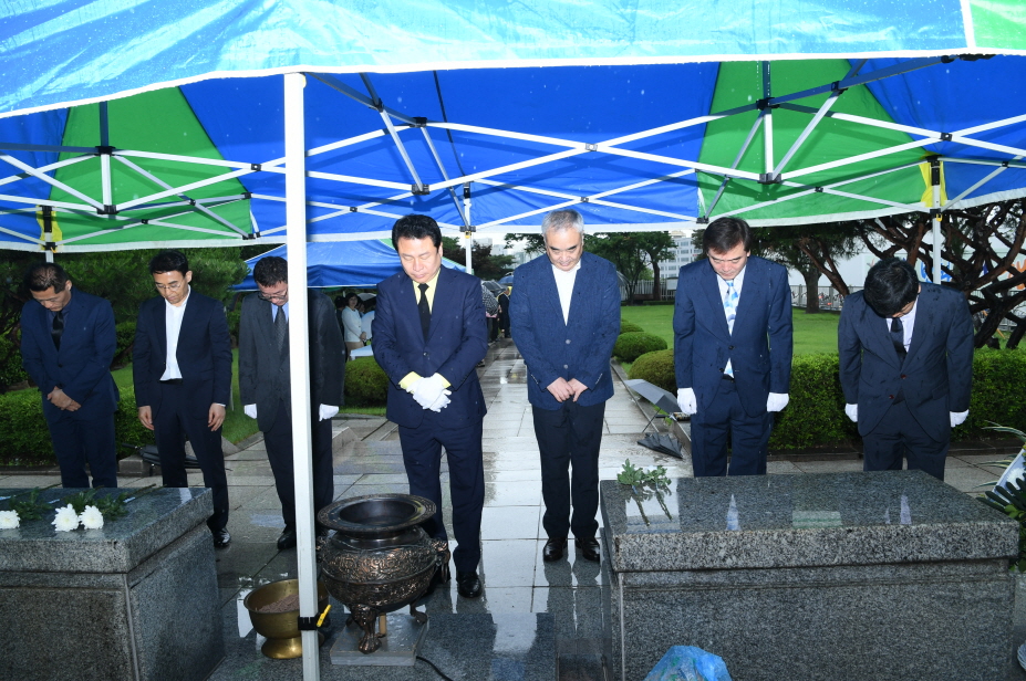 민선 제7기 제16대 안승남 구리시장 현충탑 참배 이미지 1 - 본문에 자세한설명을 제공합니다.