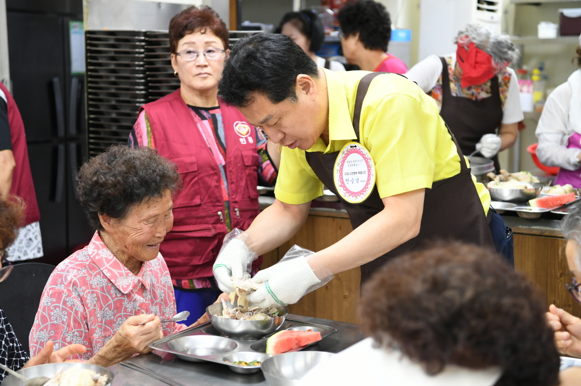 안승남 시장 인창경로식당 삼계탕 배식 봉사 이미지 4 - 본문에 자세한설명을 제공합니다.
