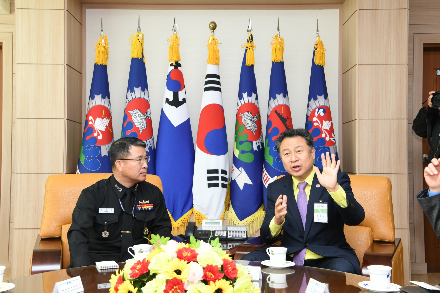구리시장과 해군1함대 사령관 간담회 이미지 5 - 본문에 자세한설명을 제공합니다.