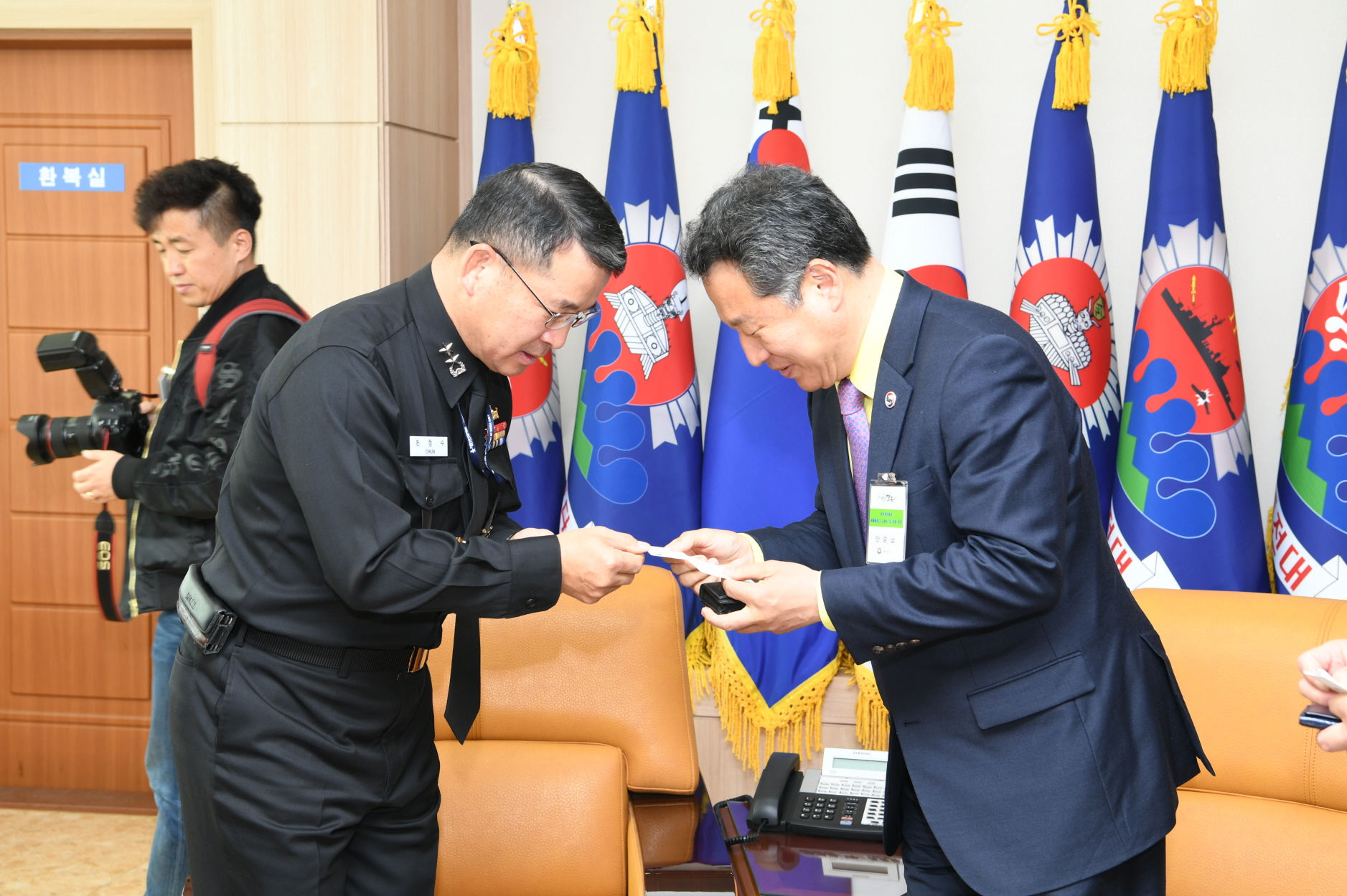 구리시장과 해군1함대 사령관 간담회 이미지 10 - 본문에 자세한설명을 제공합니다.