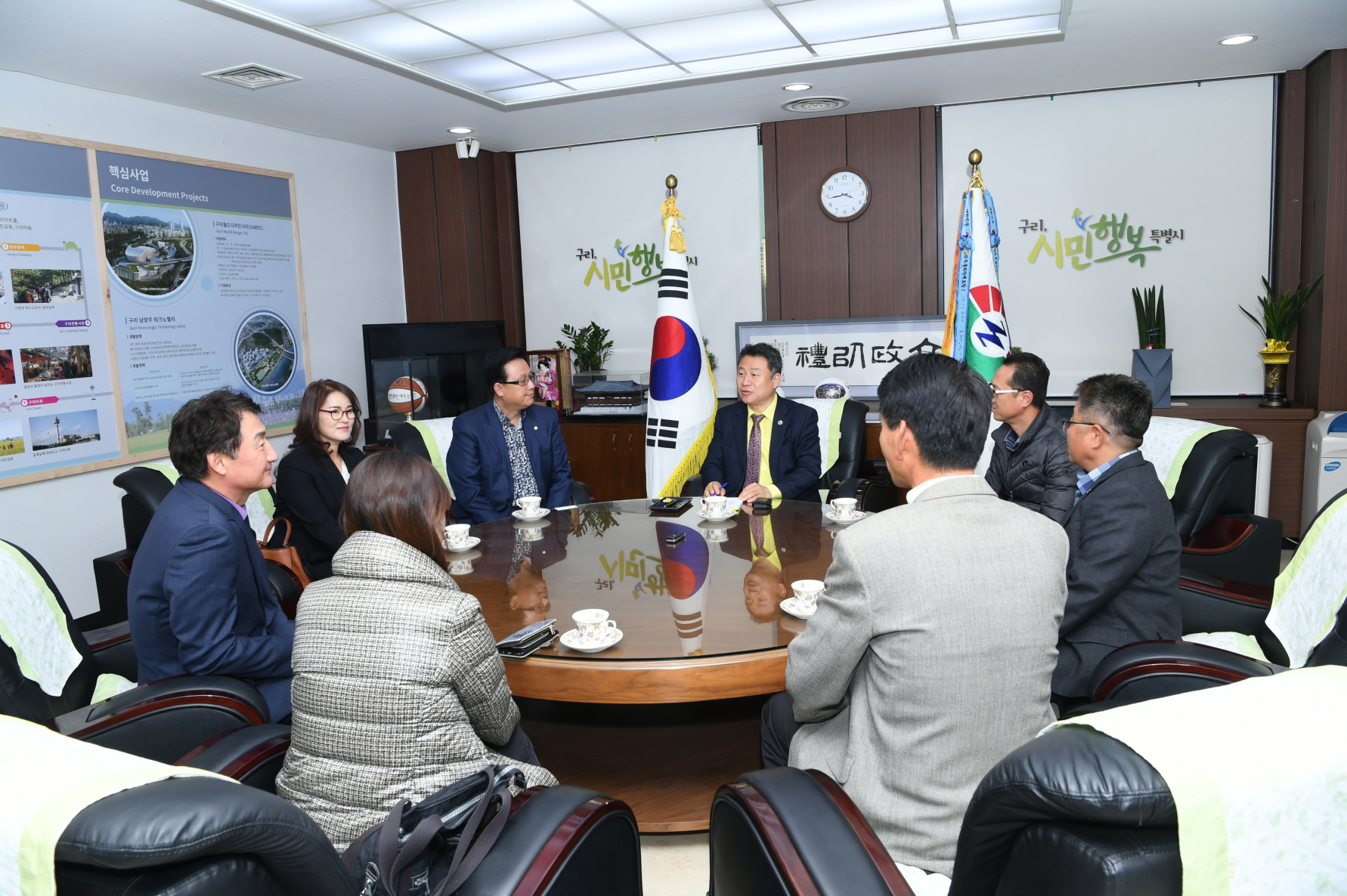 호남향우회 임원 방문 이미지 7 - 본문에 자세한설명을 제공합니다.