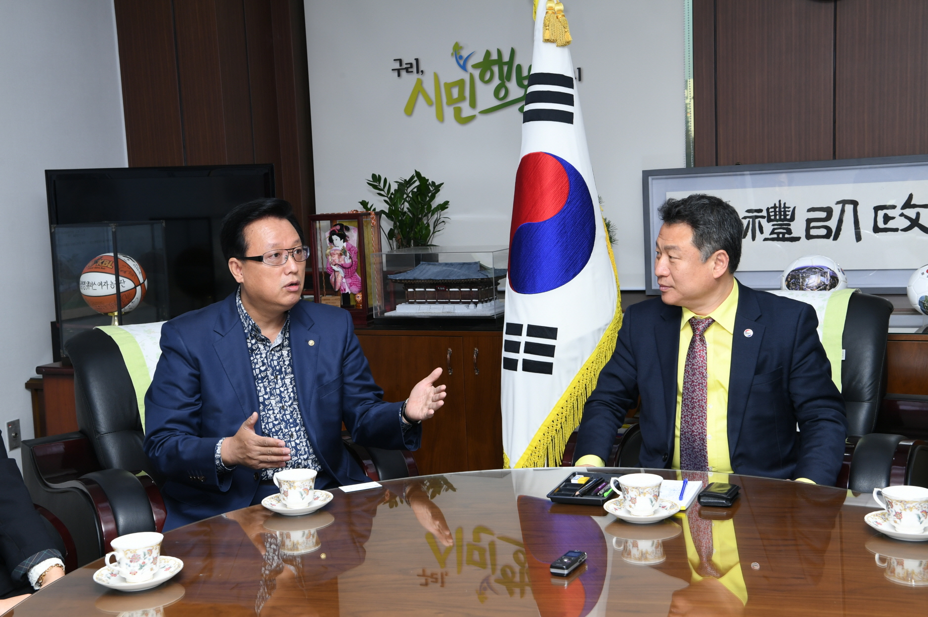 호남향우회 임원 방문 이미지 2 - 본문에 자세한설명을 제공합니다.
