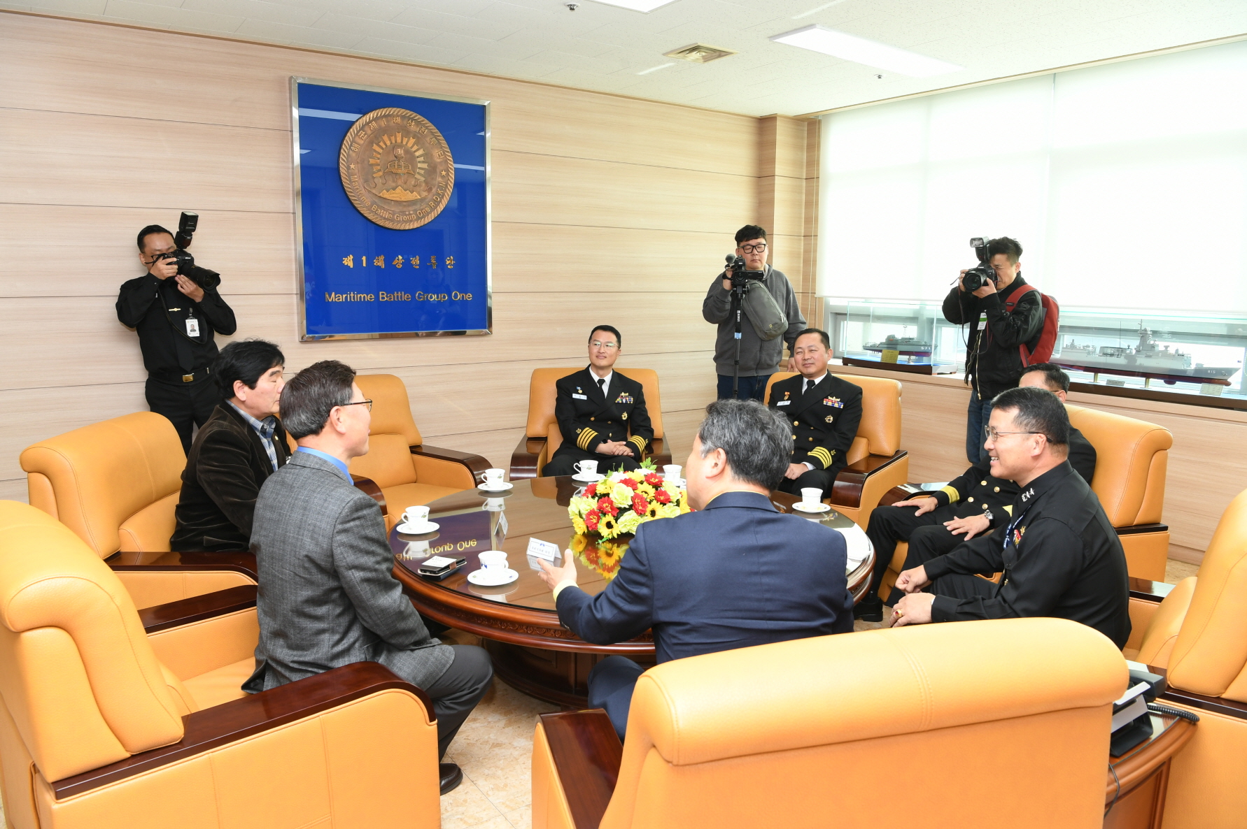 구리시장과 해군1함대 사령관 간담회 이미지 6 - 본문에 자세한설명을 제공합니다.