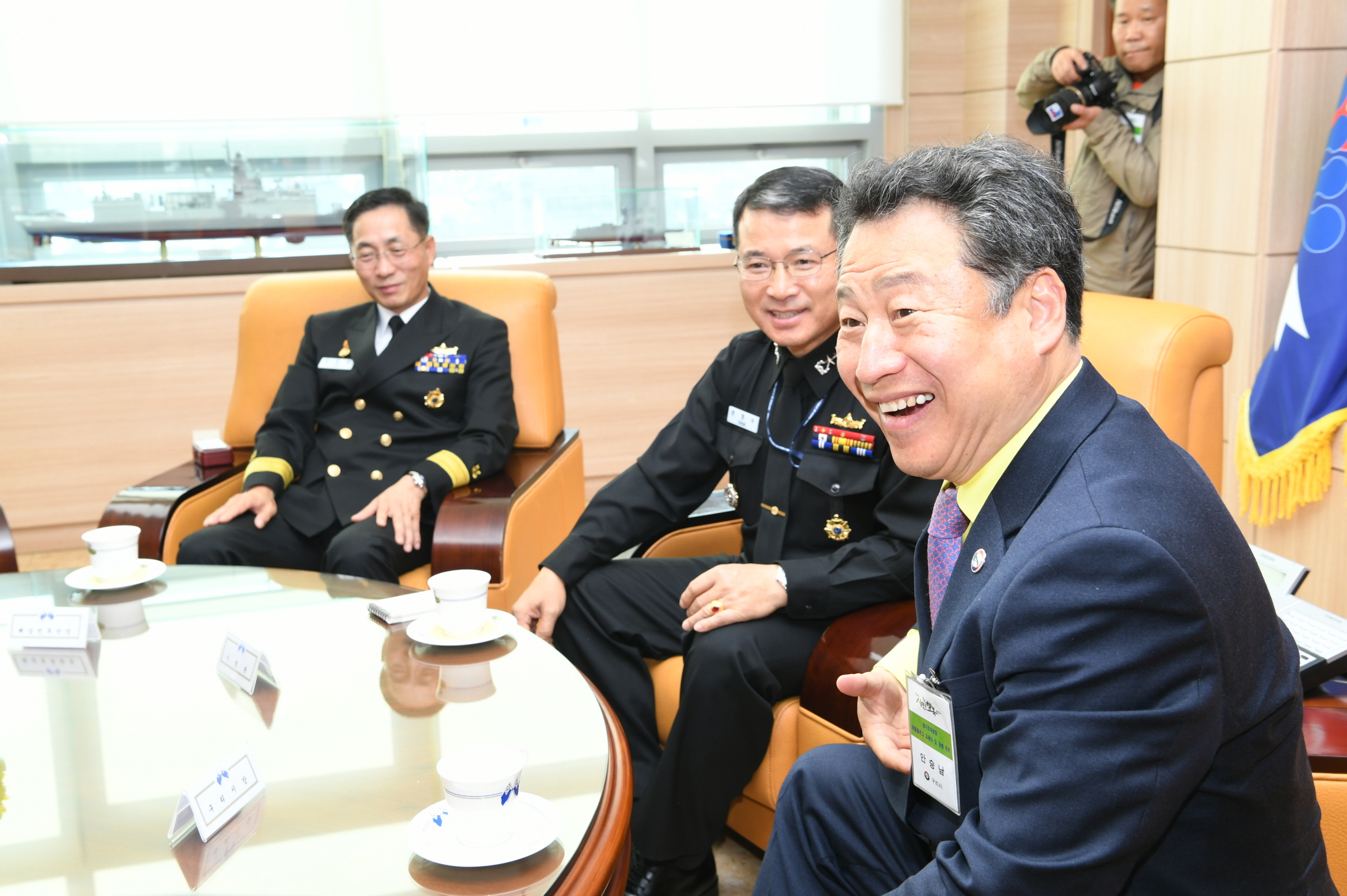구리시장과 해군1함대 사령관 간담회 이미지 7 - 본문에 자세한설명을 제공합니다.