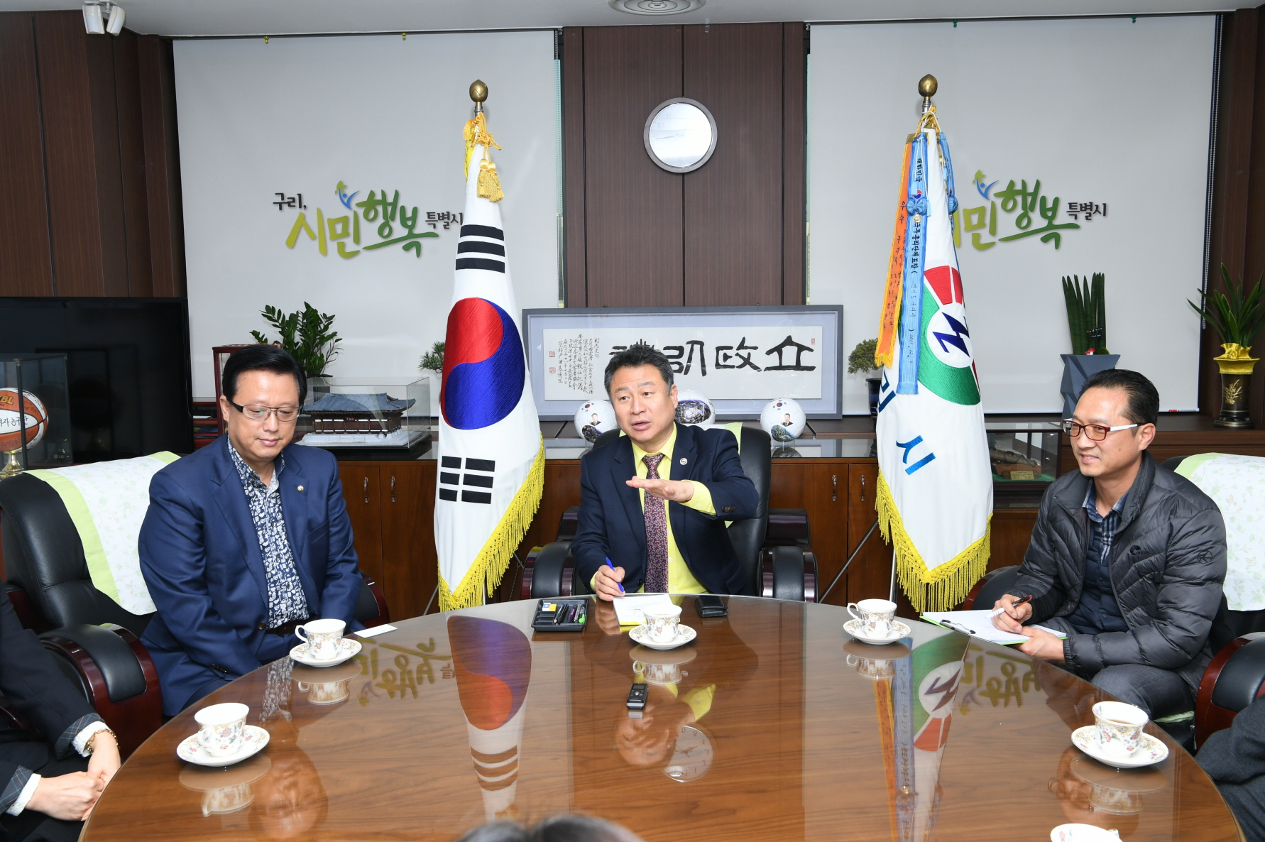 호남향우회 임원 방문 이미지 5 - 본문에 자세한설명을 제공합니다.