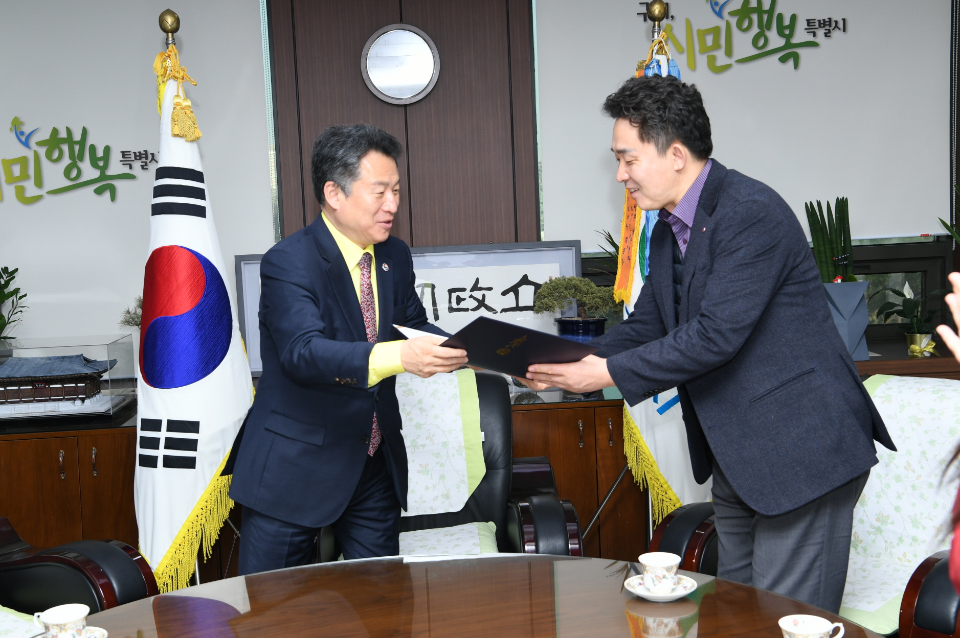 롯데마트 후원금 기탁 이미지 4 - 본문에 자세한설명을 제공합니다.