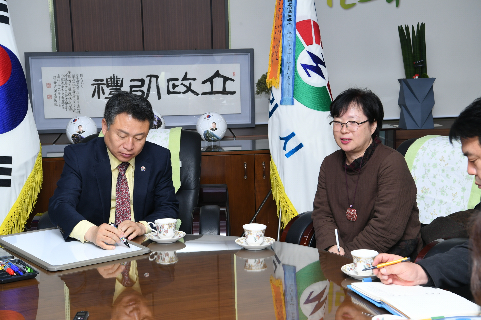 축제관련 회의 이미지 2 - 본문에 자세한설명을 제공합니다.
