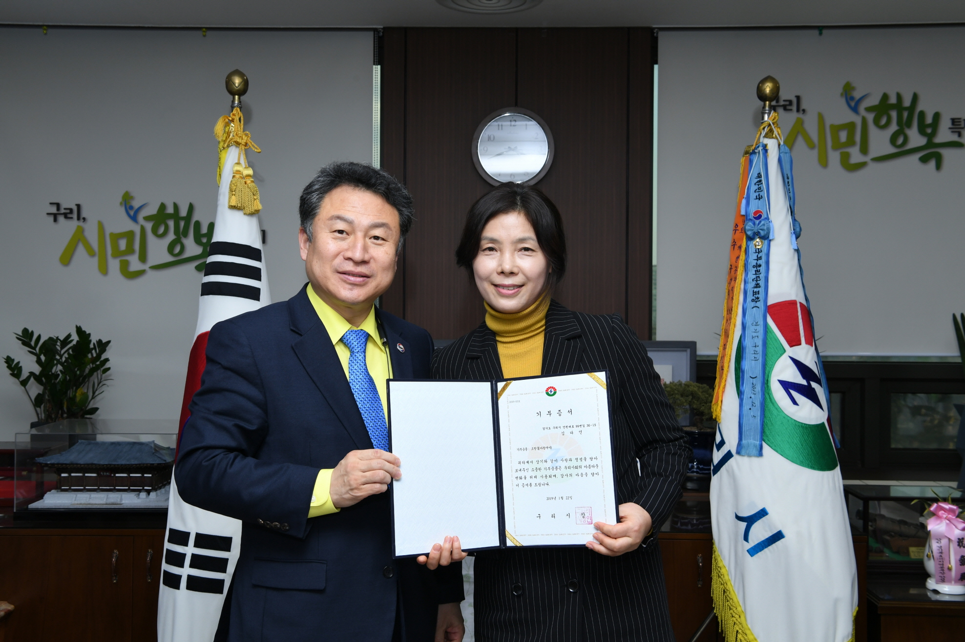 예술작품 기증자에 대한 기부증서 전달식 이미지 2 - 본문에 자세한설명을 제공합니다.