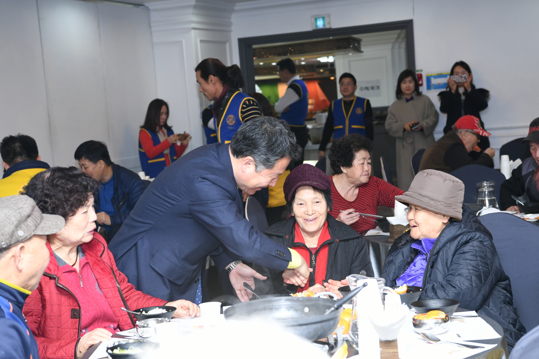 적십자봉사회와 화랑로타리클럽과 함께하는 어르신 식사대접 이미지 10 - 본문에 자세한설명을 제공합니다.