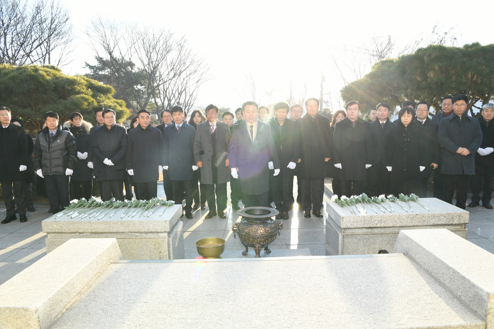2019년 현충탑 참배 이미지 23 - 본문에 자세한설명을 제공합니다.