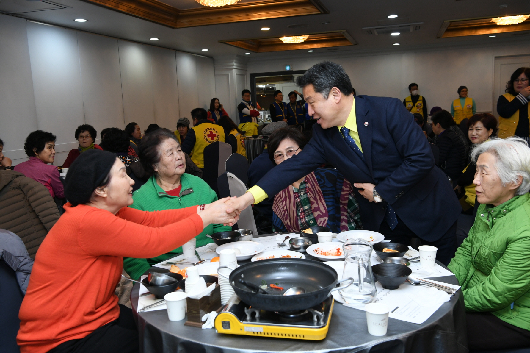 적십자봉사회와 화랑로타리클럽과 함께하는 어르신 식사대접 이미지 7 - 본문에 자세한설명을 제공합니다.